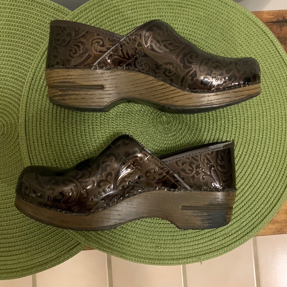 Women’s Dansko Clogs-Leather-Shine- Pattern-Size 38- Good Condition w/some Flaws - Picture 8 of 15